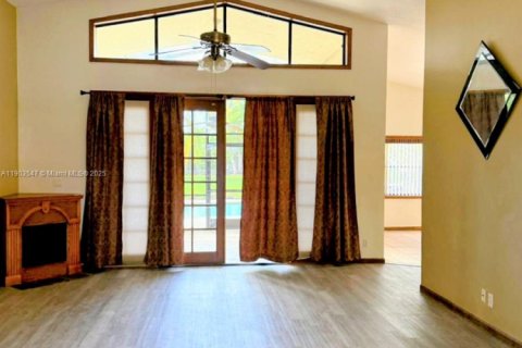 House in Coral Springs, Florida 4 bedrooms, 199.37 sq.m. № 1954304 - photo 4