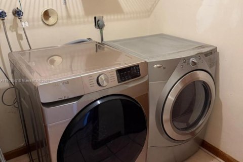 House in Coral Springs, Florida 4 bedrooms, 199.37 sq.m. № 1954304 - photo 10