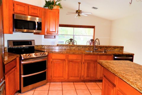 House in Coral Springs, Florida 4 bedrooms, 199.37 sq.m. № 1954304 - photo 12