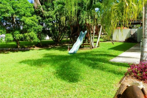 House in Coral Springs, Florida 4 bedrooms, 199.37 sq.m. № 1954304 - photo 16