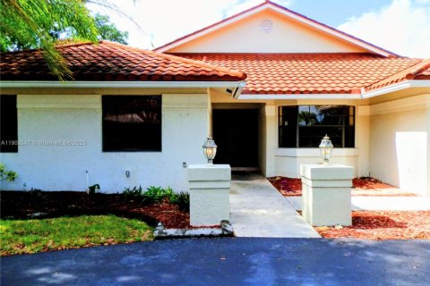 House in Coral Springs, Florida 4 bedrooms, 199.37 sq.m. № 1954304 - photo 3