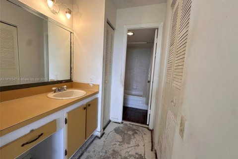 Condo in Tamarac, Florida, 1 bedroom  № 1971565 - photo 25