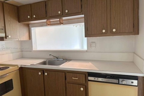 Condo in Tamarac, Florida, 1 bedroom  № 1971565 - photo 20