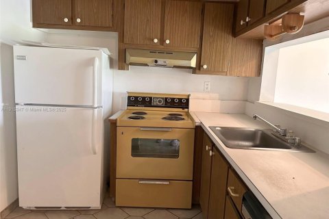 Condo in Tamarac, Florida, 1 bedroom  № 1971565 - photo 18