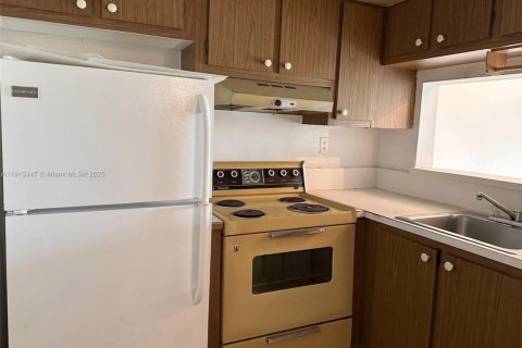 Condo in Tamarac, Florida, 1 bedroom  № 1971565 - photo 16