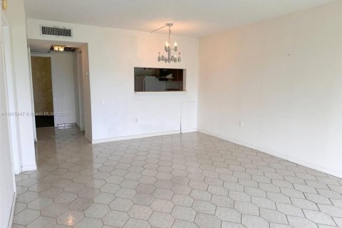 Condo in Tamarac, Florida, 1 bedroom  № 1971565 - photo 12