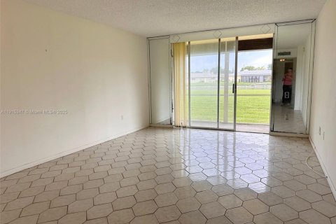 Condo in Tamarac, Florida, 1 bedroom  № 1971565 - photo 4