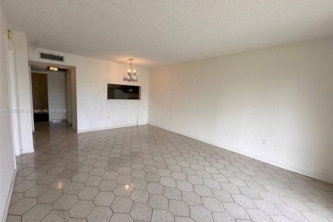 Condo in Tamarac, Florida, 1 bedroom  № 1971565 - photo 10