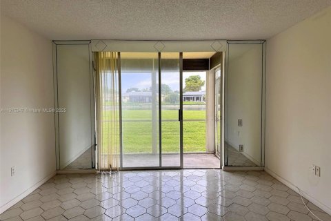 Condo in Tamarac, Florida, 1 bedroom  № 1971565 - photo 5