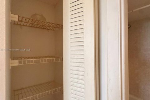 Condo in Tamarac, Florida, 1 bedroom  № 1971565 - photo 27