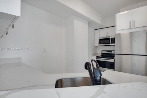 Condo in Miami Beach, Florida, 1 bedroom  № 1959469 - photo 10