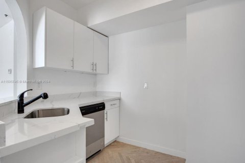 Condo in Miami Beach, Florida, 1 bedroom  № 1959469 - photo 9