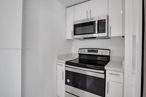 Condo in Miami Beach, Florida, 1 bedroom  № 1959469 - photo 12