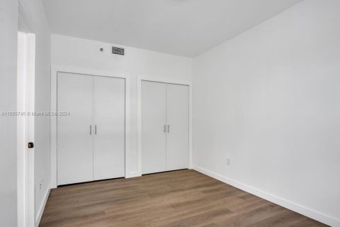 Condo in Miami Beach, Florida, 1 bedroom  № 1959469 - photo 17