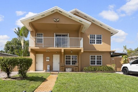 Propiedad comercial en venta en Hialeah, Florida, 258.27 m2 № 1944985 - foto 1
