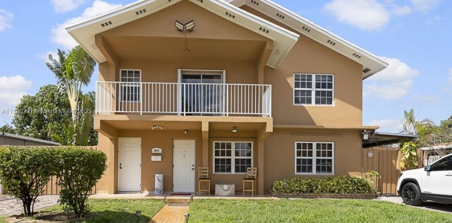 Propiedad comercial en Hialeah, Florida 258.27 m2 № 1944985