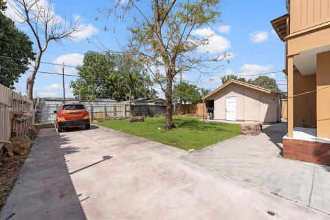 Propiedad comercial en venta en Hialeah, Florida, 258.27 m2 № 1944985 - foto 4