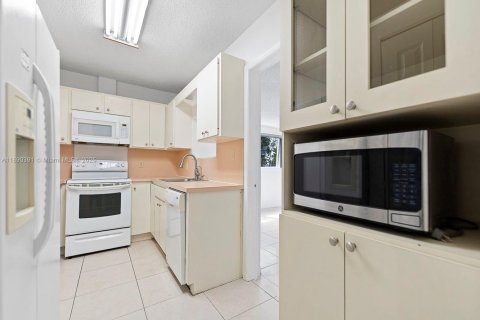 Propiedad comercial en venta en Hialeah, Florida, 258.27 m2 № 1944985 - foto 13