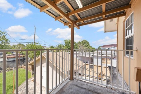 Propiedad comercial en venta en Hialeah, Florida, 258.27 m2 № 1944985 - foto 24