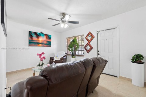 Propiedad comercial en venta en Hialeah, Florida, 258.27 m2 № 1944985 - foto 29