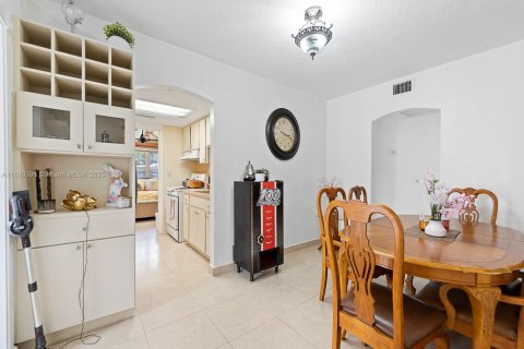 Propiedad comercial en venta en Hialeah, Florida, 258.27 m2 № 1944985 - foto 30