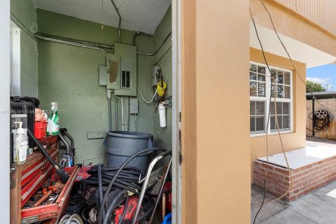 Propiedad comercial en venta en Hialeah, Florida, 258.27 m2 № 1944985 - foto 7