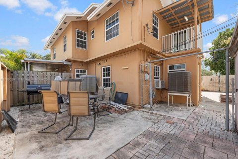 Propiedad comercial en venta en Hialeah, Florida, 258.27 m2 № 1944985 - foto 5