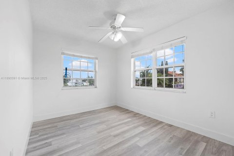 Propiedad comercial en venta en Hialeah, Florida, 258.27 m2 № 1944985 - foto 20