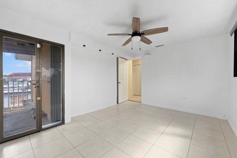 Propiedad comercial en venta en Hialeah, Florida, 258.27 m2 № 1944985 - foto 23