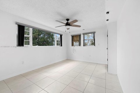 Propiedad comercial en venta en Hialeah, Florida, 258.27 m2 № 1944985 - foto 22
