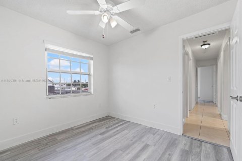 Propiedad comercial en venta en Hialeah, Florida, 258.27 m2 № 1944985 - foto 17
