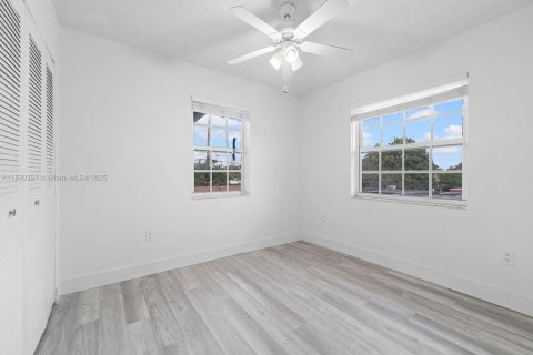 Propiedad comercial en venta en Hialeah, Florida, 258.27 m2 № 1944985 - foto 16