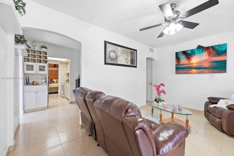Propiedad comercial en venta en Hialeah, Florida, 258.27 m2 № 1944985 - foto 28