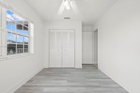 Propiedad comercial en venta en Hialeah, Florida, 258.27 m2 № 1944985 - foto 21