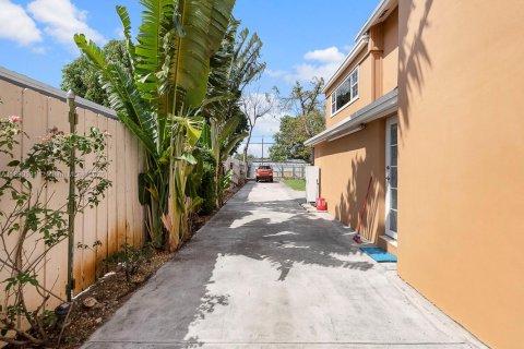Propiedad comercial en venta en Hialeah, Florida, 258.27 m2 № 1944985 - foto 3