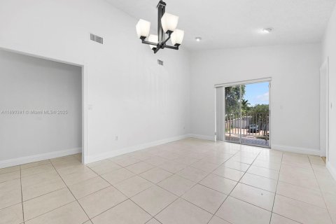 Propiedad comercial en venta en Hialeah, Florida, 258.27 m2 № 1944985 - foto 10