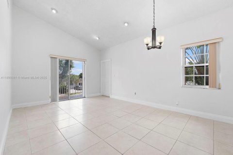 Propiedad comercial en venta en Hialeah, Florida, 258.27 m2 № 1944985 - foto 11