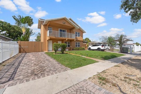 Propiedad comercial en venta en Hialeah, Florida, 258.27 m2 № 1944985 - foto 2