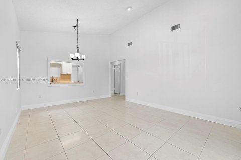 Propiedad comercial en venta en Hialeah, Florida, 258.27 m2 № 1944985 - foto 9