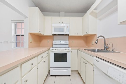 Propiedad comercial en venta en Hialeah, Florida, 258.27 m2 № 1944985 - foto 14