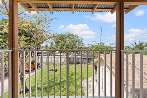 Propiedad comercial en venta en Hialeah, Florida, 258.27 m2 № 1944985 - foto 25