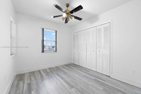 Propiedad comercial en venta en Hialeah, Florida, 258.27 m2 № 1944985 - foto 19