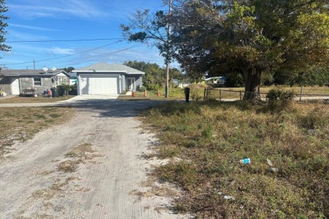 Propiedad comercial en St. Lucie, Florida № 2259735
