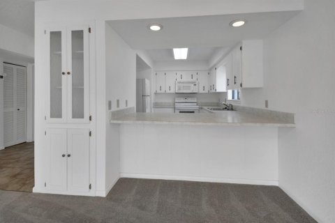Condo in DeLand, Florida, 2 bedrooms № 2142958 - photo 12