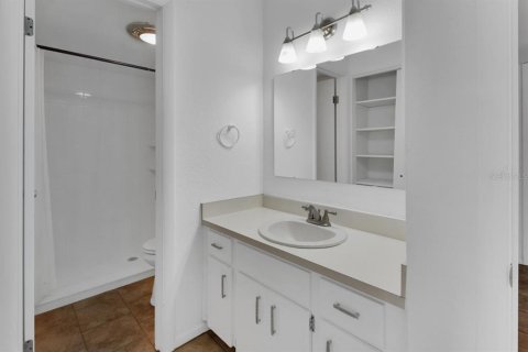 Condo in DeLand, Florida, 2 bedrooms № 2142958 - photo 18
