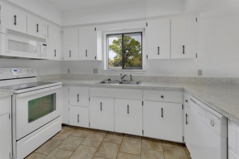 Condo in DeLand, Florida, 2 bedrooms № 2142958 - photo 11