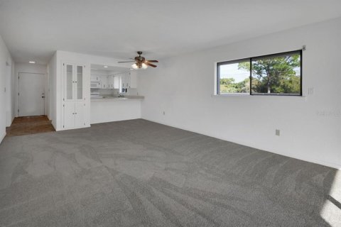 Condo in DeLand, Florida, 2 bedrooms № 2142958 - photo 8