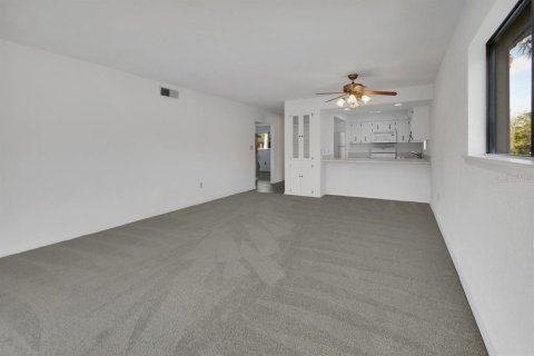 Condo in DeLand, Florida, 2 bedrooms № 2142958 - photo 7