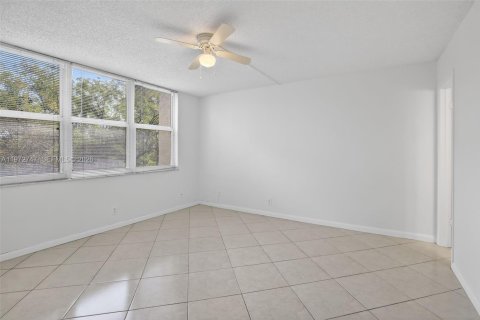 Condo in Davie, Florida, 2 bedrooms  № 2033659 - photo 13
