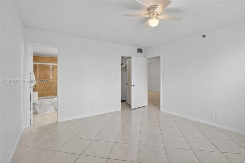 Condo in Davie, Florida, 2 bedrooms  № 2033659 - photo 15